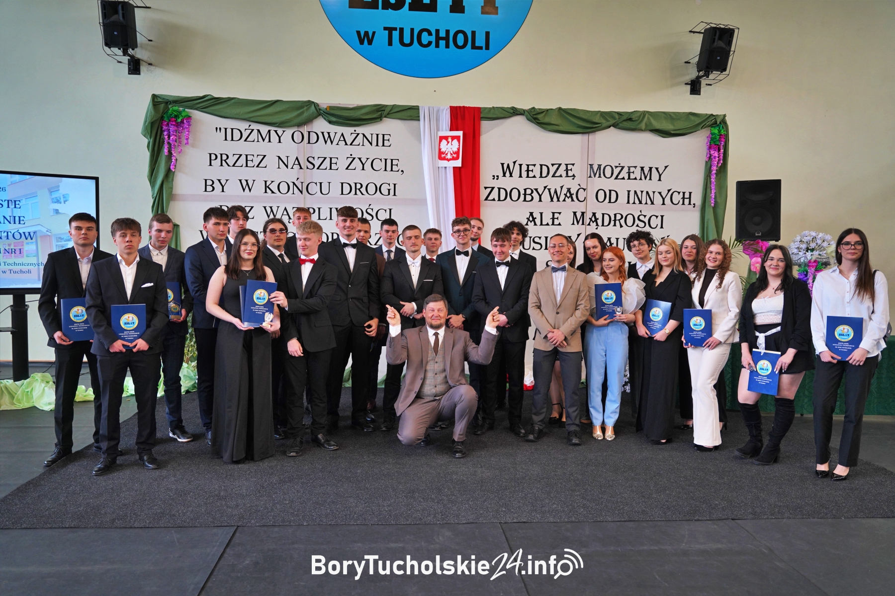 Ostatni dzwonek w ZSLiT w Tucholi. Absolwenci zamknęli ważny etap edukacji (FOTO, WIDEO)