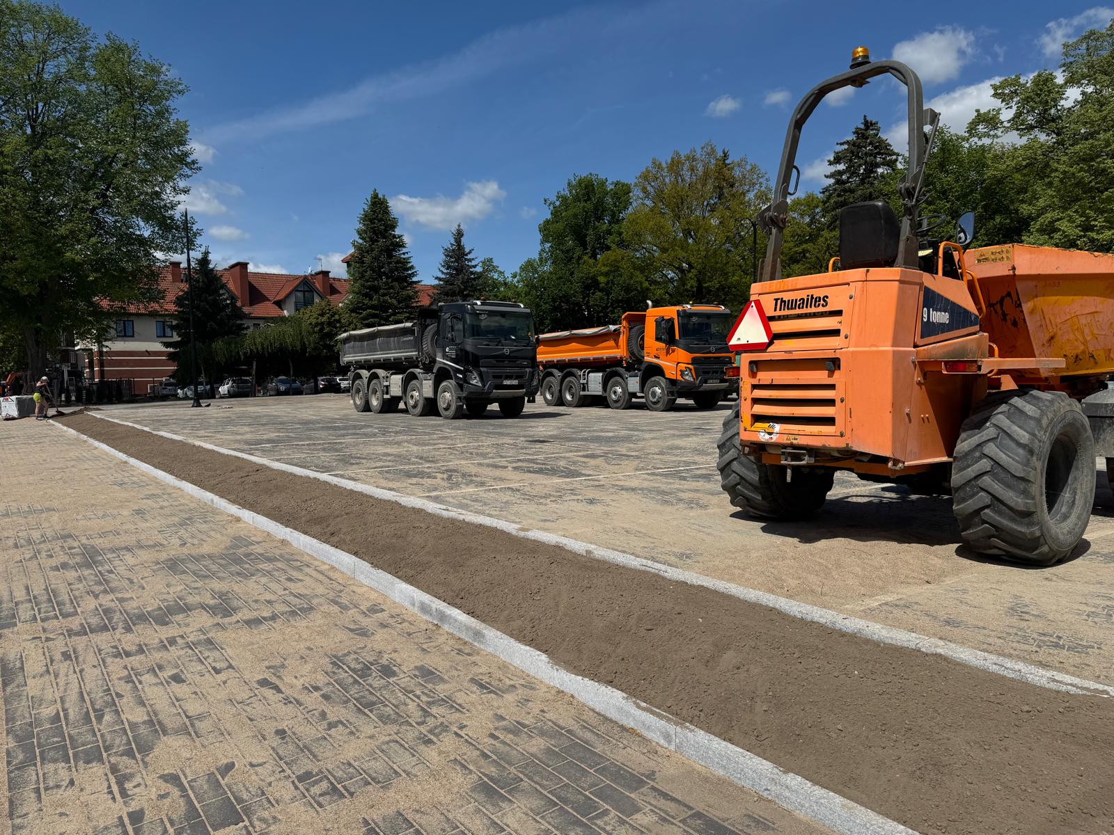 Parking na Placu Kalinowskich dostępny podczas I Komunii Świętej. Wkrótce ruszą też prace drogowe