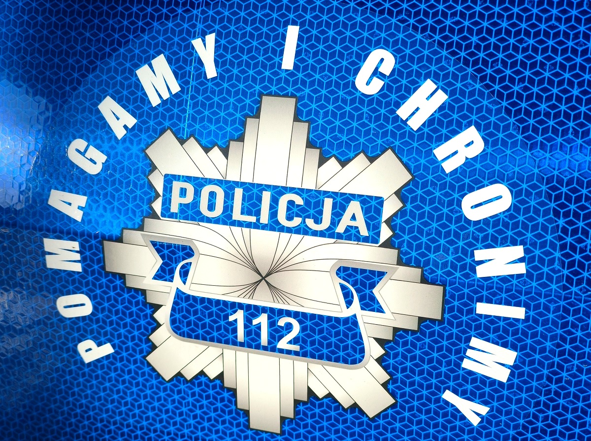 Policjanci zauważyli ogień i zaczęli gasić płomienie. Teraz chcą ustalić przyczynę powstania pożaru