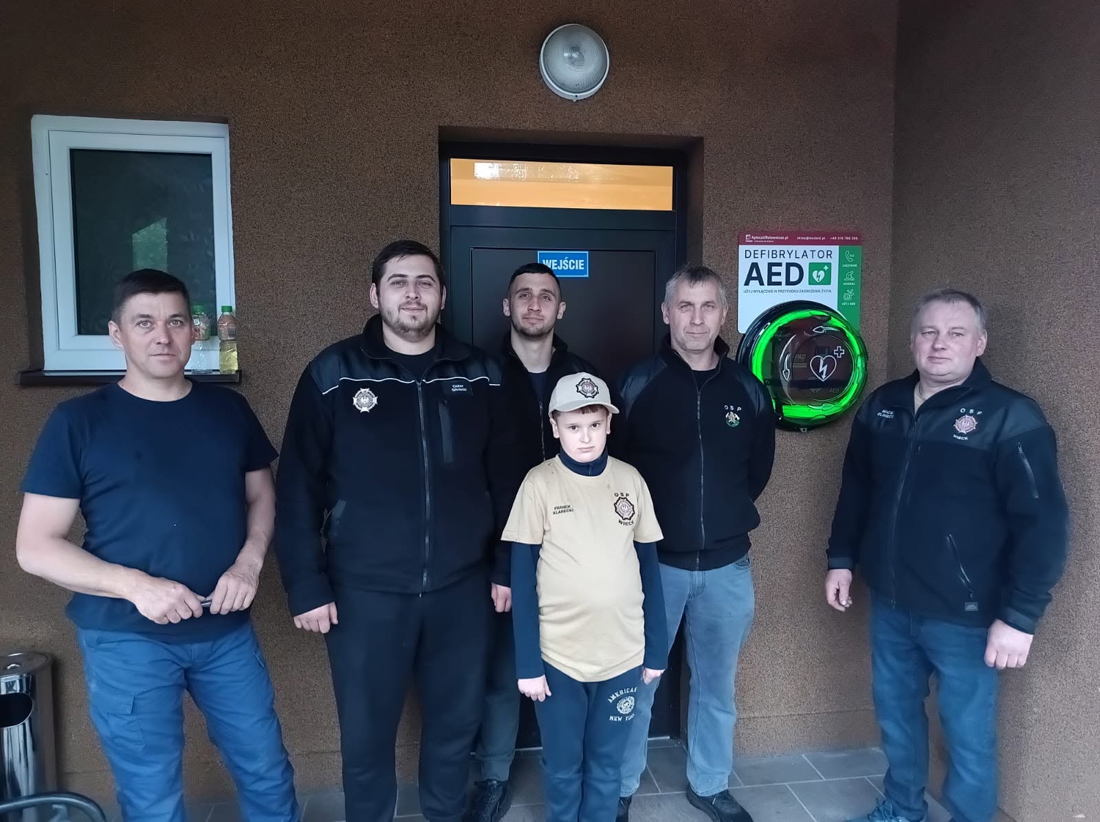 We Wiecku zamontowano defibrylator AED. Druhowie zapraszają na oficjalne otwarcie i szkolenie (WIDEO)