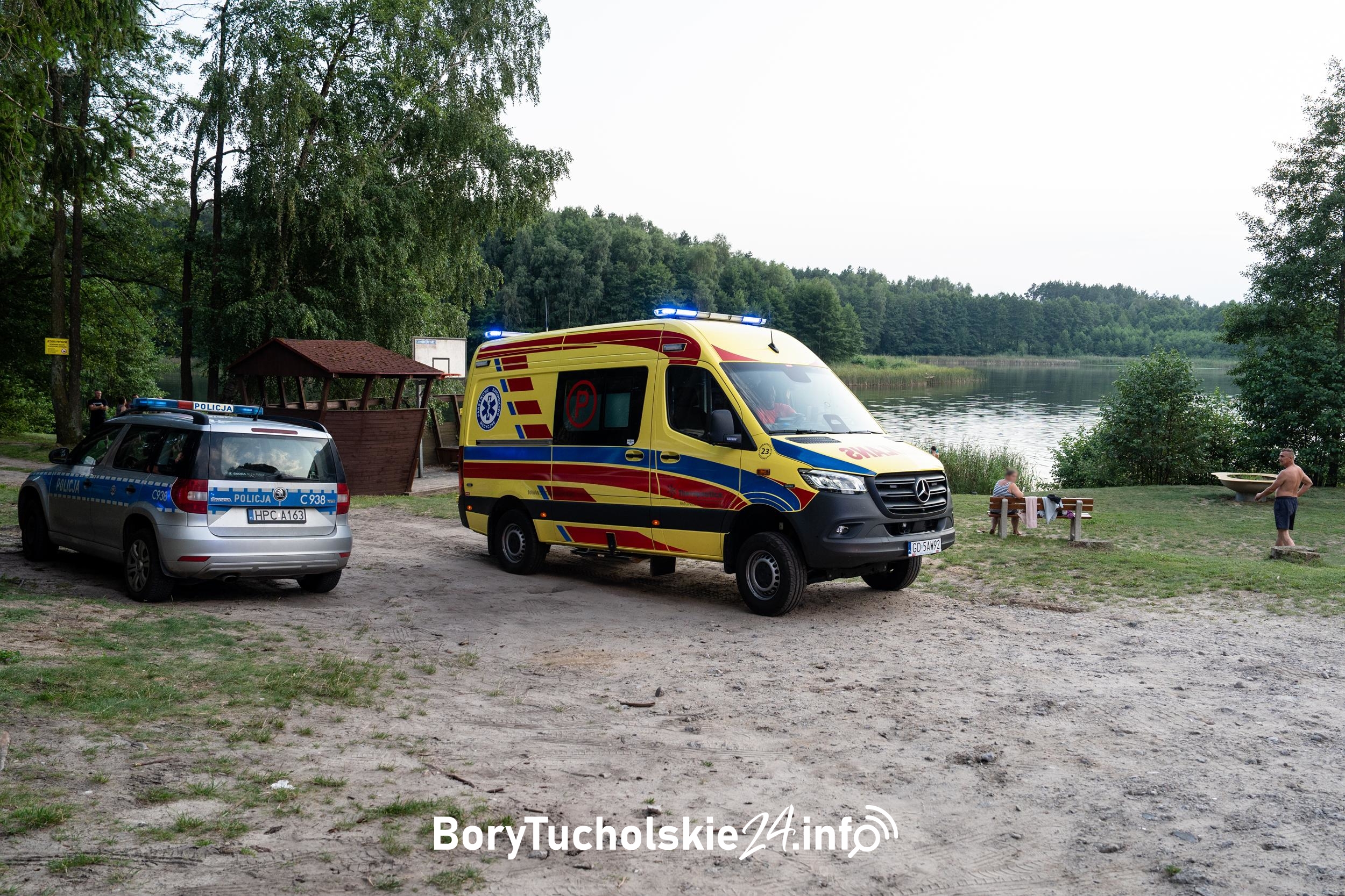 Akcja służb w Trzebcinach. Mężczyzna ratował syna i sam zaczął się topić (FOTO, WIDEO)
