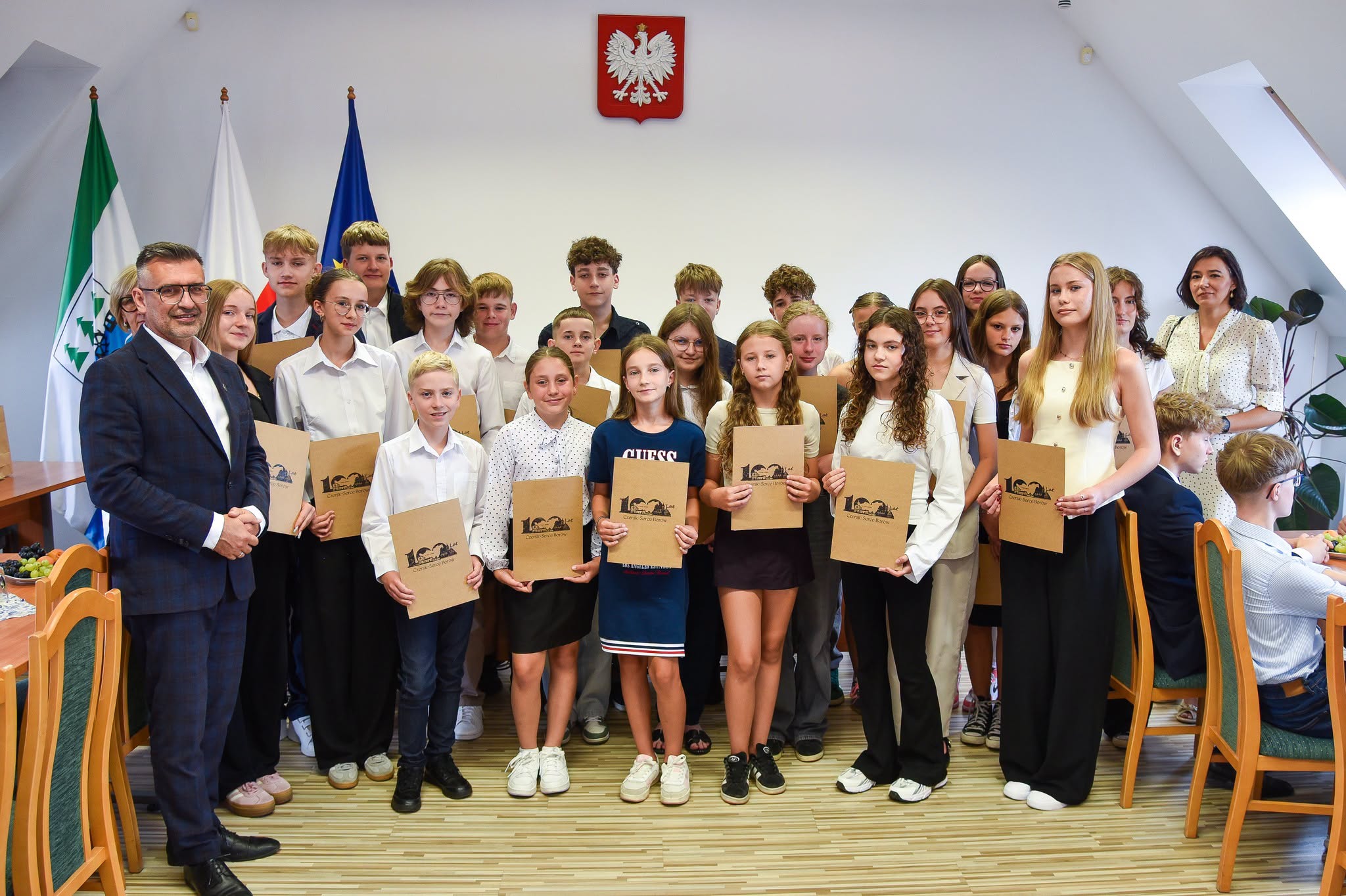 Burmistrz Daniel Szpręga wręczył Stypendia Burmistrza Czerska dla najzdolniejszych uczniów z gminy Czersk (FOTO)