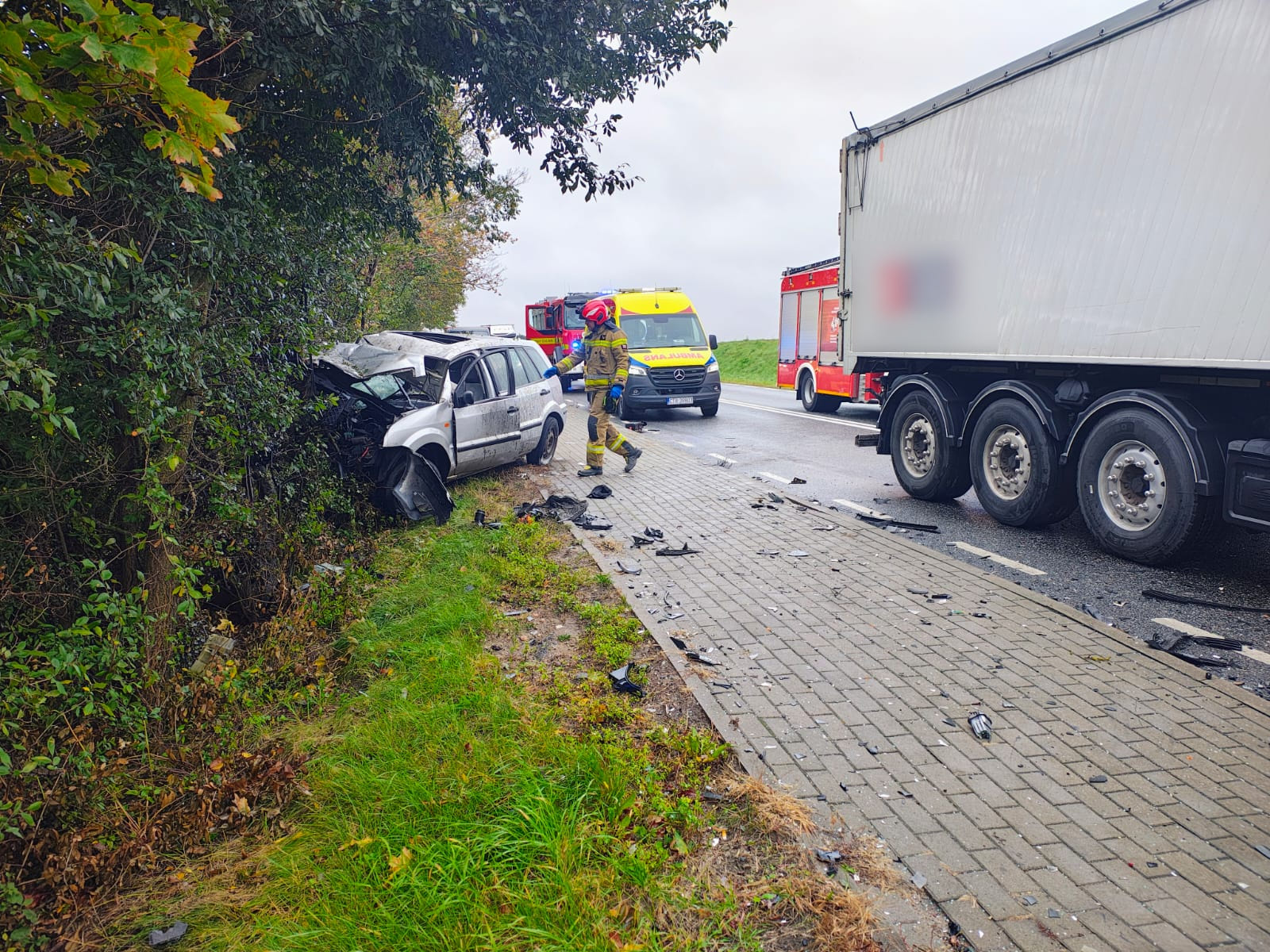 Zderzenie osobówki z tirem w Żalnie. Jest ruch wahadłowy (FOTO)