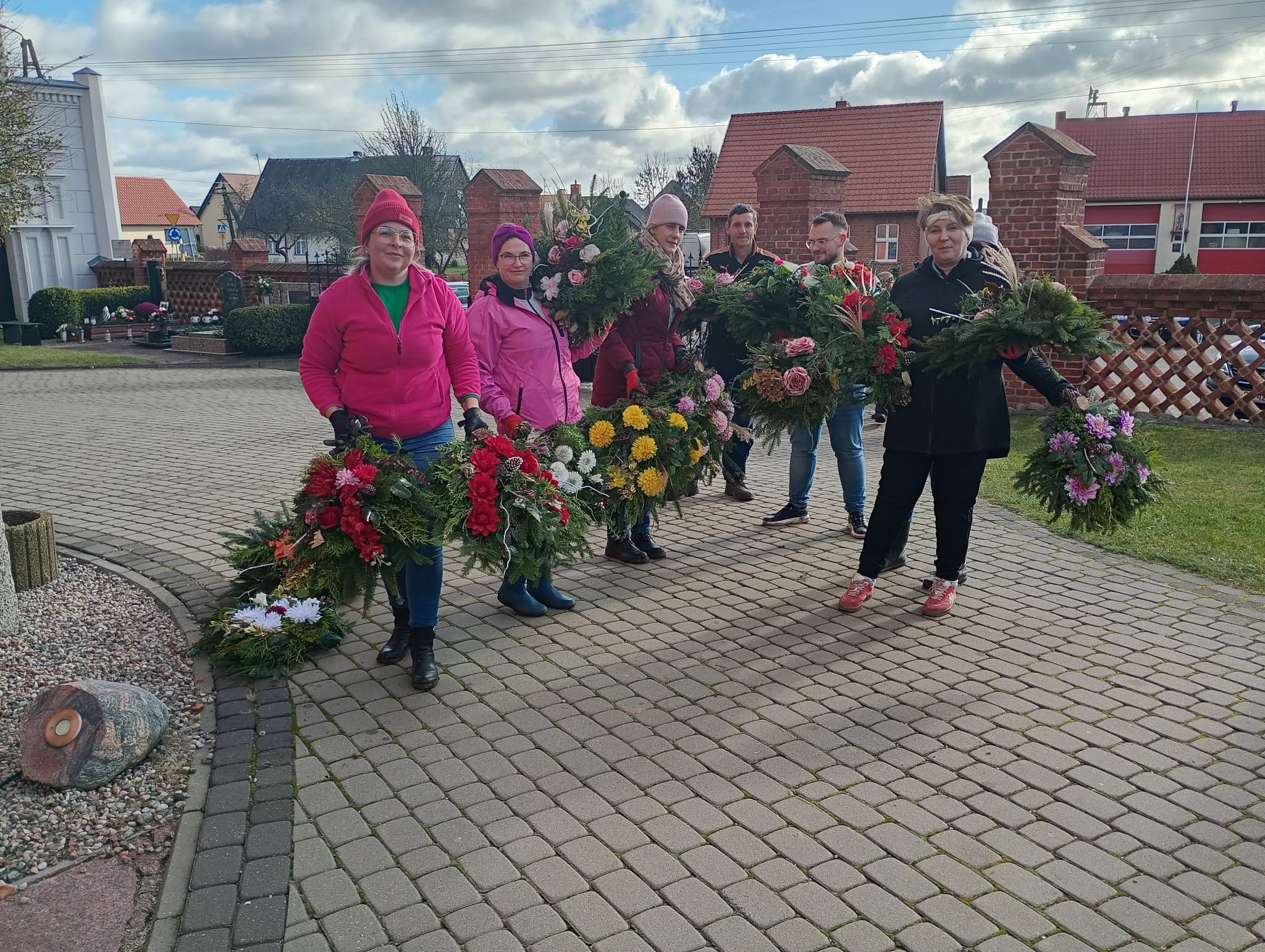 Można wesprzeć Dom Pomocy Społecznej w Wysokiej. Placówka zbiera znicze i ozdoby na groby mieszkańców