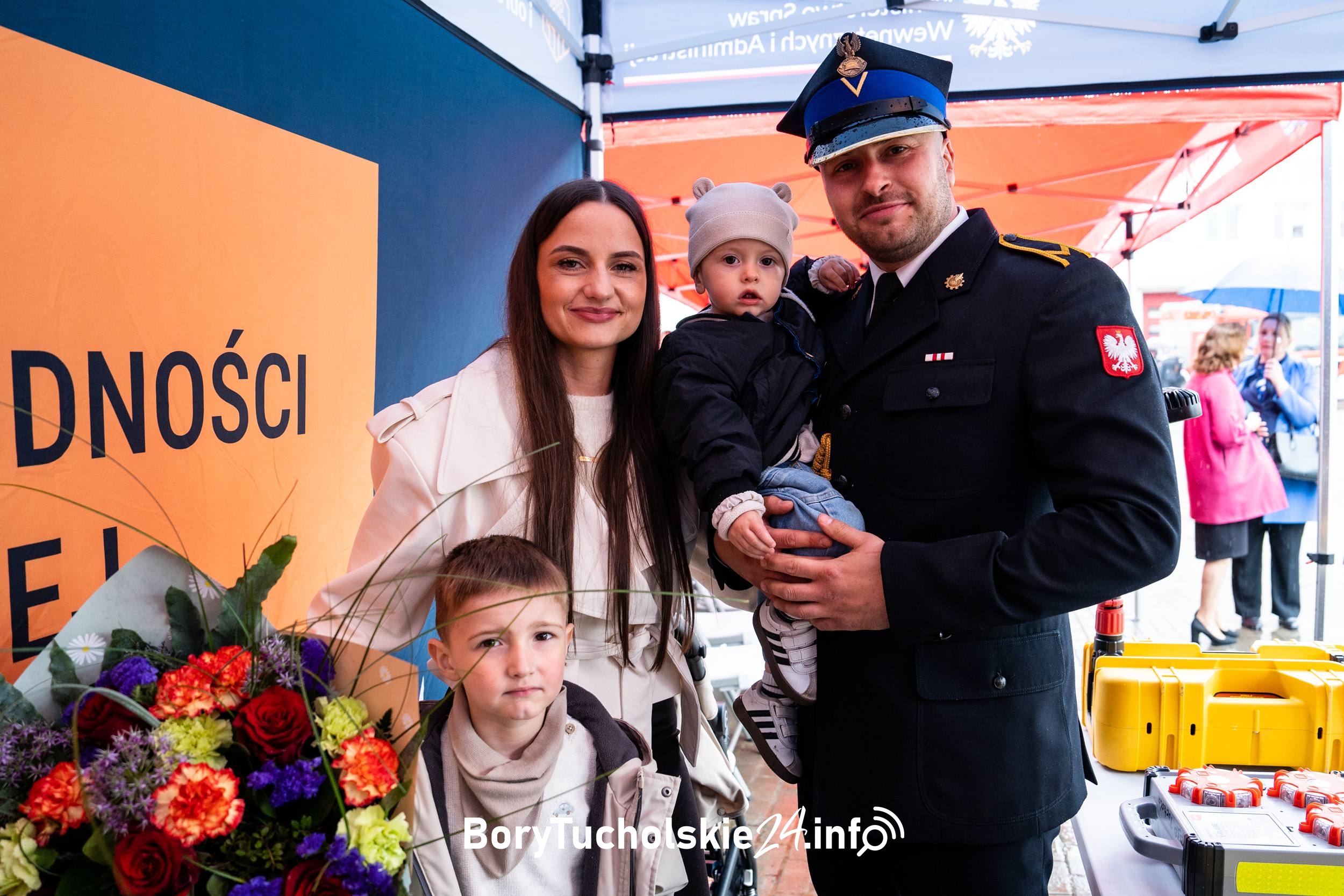 Podczas uroczystości Sebastianowi Łońskiemu towarzyszyła rodzina. Najbliżsi oraz koleżanki i koledzy z komendy ich przyjazd trzymali przed nim w tajemnicy. 