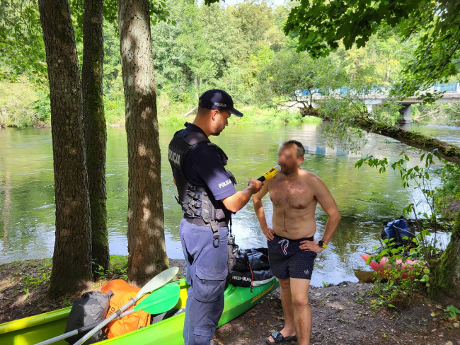 Kajakarze poddani badaniu alkomatem. Bezpieczeństwo nie tylko na drodze