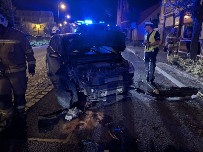 Uderzyła w drzewo w centrum Czerska