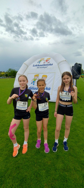 Młodzi lekkoatleci ze Śliwic z sukcesami na mistrzostwach województwa (FOTO)