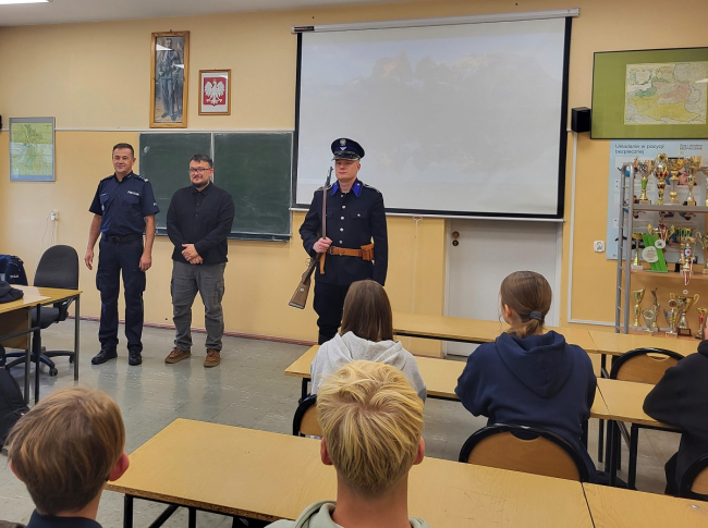 „Nowodworek” z klasą mundurową – policjanci rozpoczęli zajęcia z uczniami