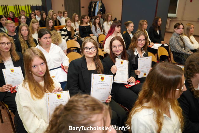 Uczniowe nagrodzeni stypendiami starosty tucholskiego (FOTO, WIDEO)