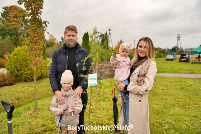 Nowe drzewka w Parku Borowiackim. Dzieci sadziły je razem z rodzicami (FOTO, WIDEO)