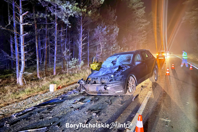 Zdarzenie drogowe na trasie Wielkie Gacno - Tuchola. Samochód osobowy najechał na maszynę leśną (FOTO, WIDEO)