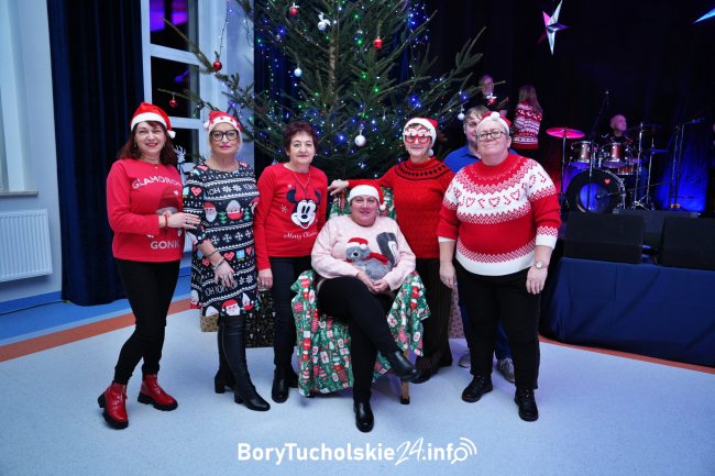 Święty Mikołaj w bryczce z końmi zawitał do Łęga (FOTO, WIDEO)