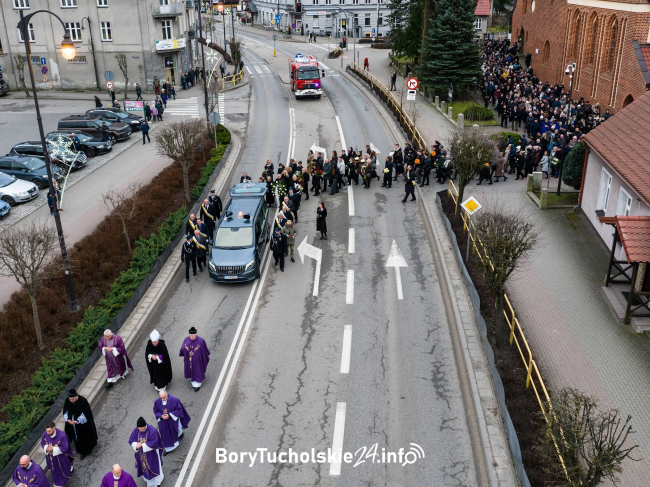 Duchowni, strażacy i wierni pożegnali księdza Straszewskiego (DUŻO ZDJĘĆ, WIDEO)