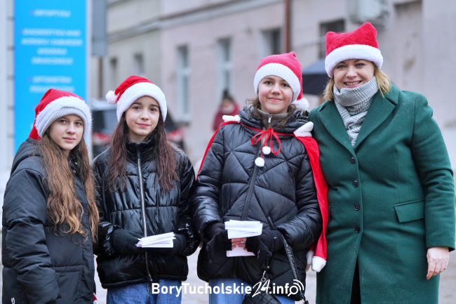 Pierwszy dzień II Borowiackiego Jarmarku Bożonarodzeniowego w Tucholi za nami (FOTO, WIDEO)