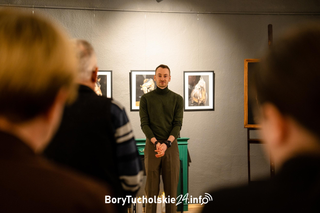 Fizjoterapeuta, który polubił konie wystawił swoje prace w TOK-u BoryTucholskie24.info