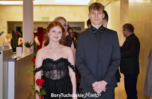 Studniówka maturzystów z ZSLiT w Tucholi (DUŻO FOTO, WIDEO)