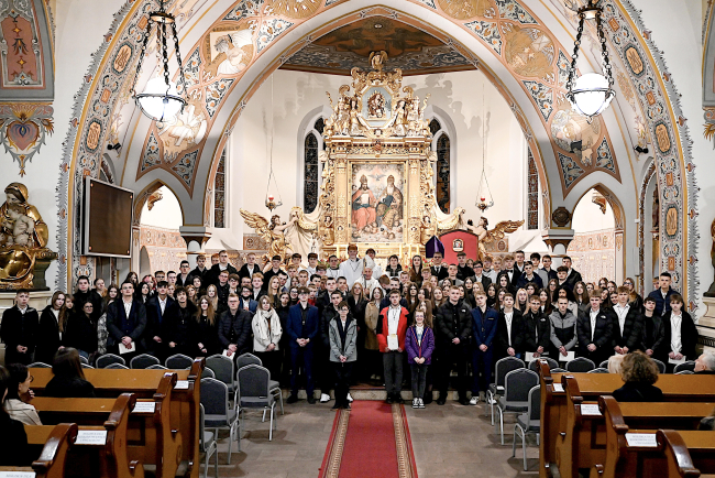 Młodzi parafianie przyjęli sakrament bierzmowania w Czersku (FOTO)