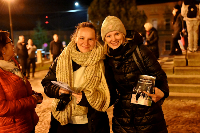 Nocna Droga Krzyżowa w Czersku zgromadziła wielu wiernych (FOTO)