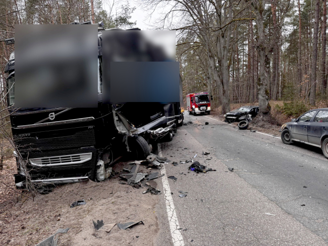 Poważny wypadek na Kaszubach. Kierowca osobówki zjechał na przeciwległy pas (FOTO)
