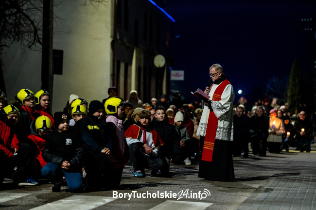 Wierni przeszli ulicami Osiecznej. Parafialna droga krzyżowa (FOTO, WIDEO)