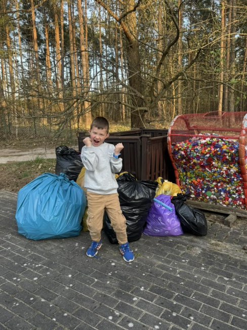 Sprzątanie sołectwa Gutowiec z okazji Dnia Ziemi (FOTO)