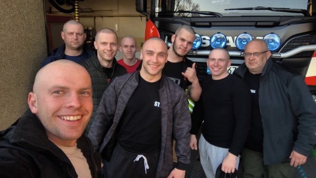 Druhowie z OSP w Czersku ogolili się na łyso. Akcja Diss na raka