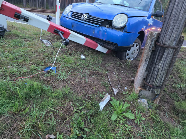 Kolizja na przejeździe kolejowym w Wielkim Gacnie (FOTO)