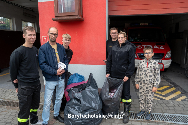 Poprosili mieszkańców o puszki i butelki. Akcja strażaków z Osiecznej i Szlachty (FOTO, WIDEO)