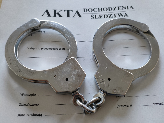 Pijany kierowca próbował uniknąć kontroli. Jego pasażerką była... osoba poszukiwana
