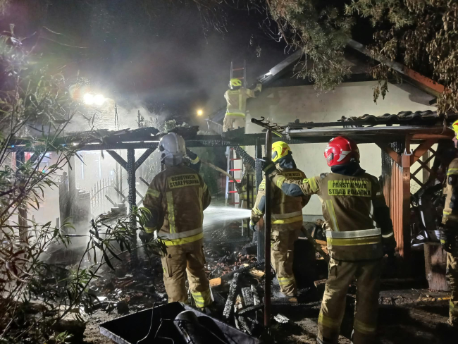 Pożar na osiedlu w Śliwicach. Paliła się wiata i garaż (FOTO)